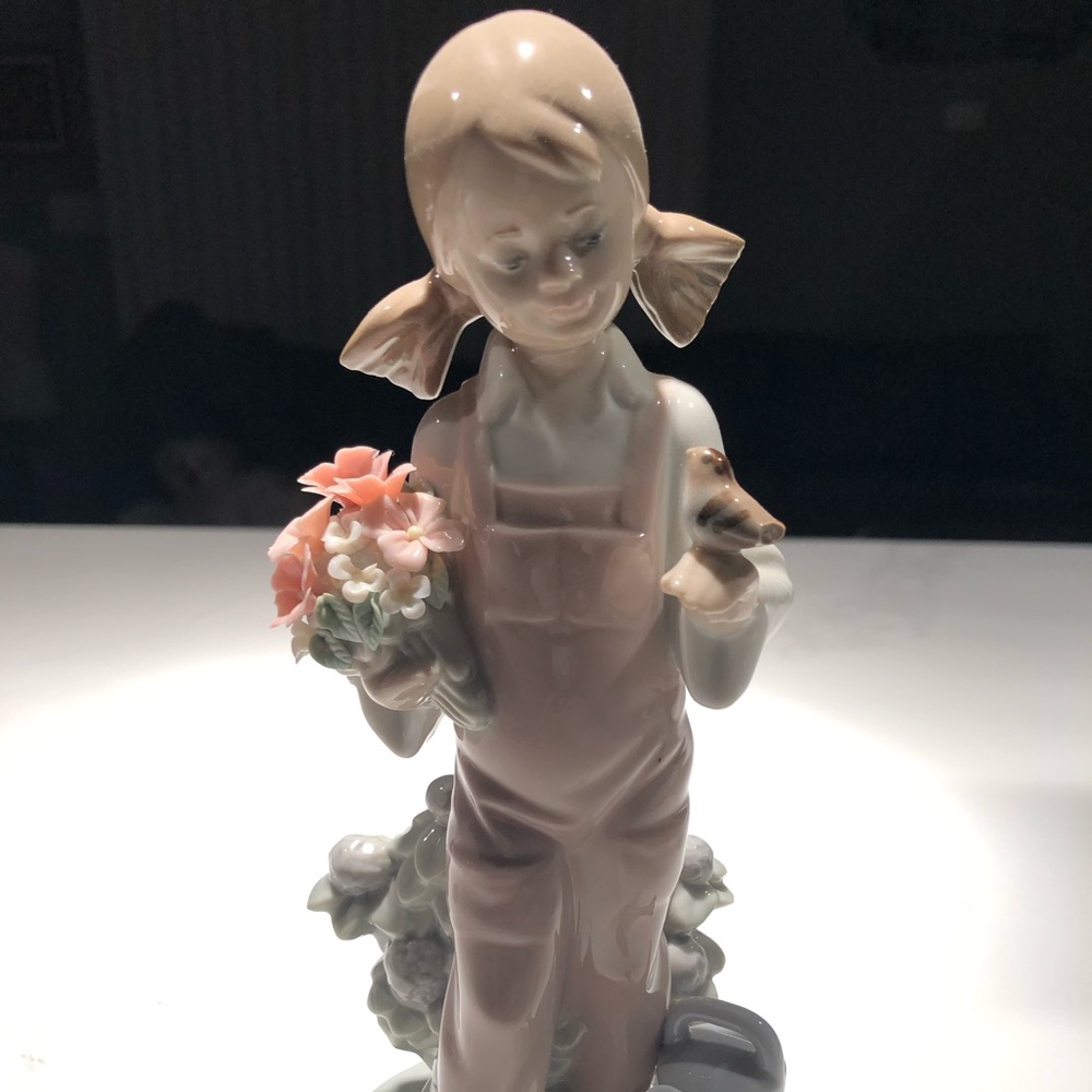 Lladro 5217  spring - girl with flowers - Picture 3 of 6